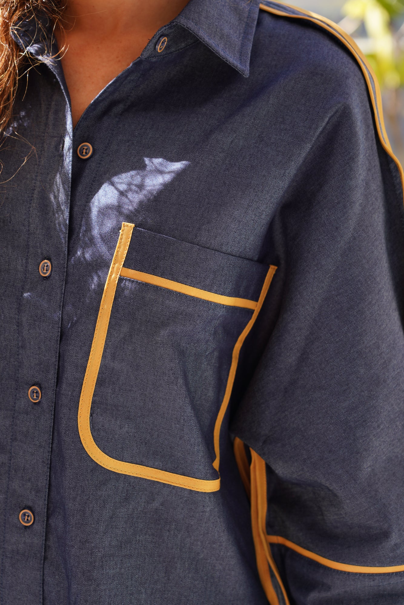 CAMISA DE MEZCLILLA CON BIES